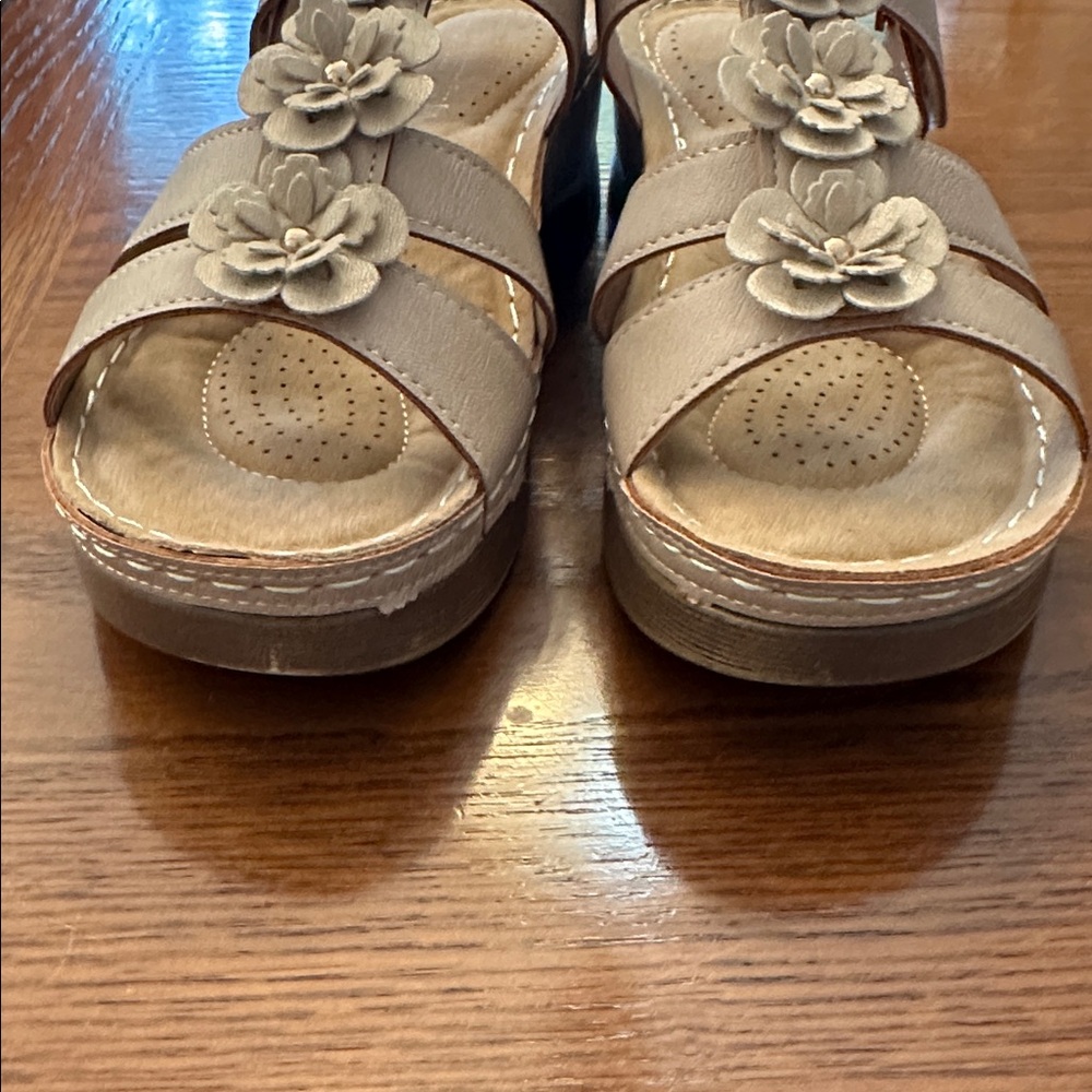 Cute and Comfortable Metallic Beige Sandals from Patrizia by Spring Step. Size 7 - Picture 7 of 7